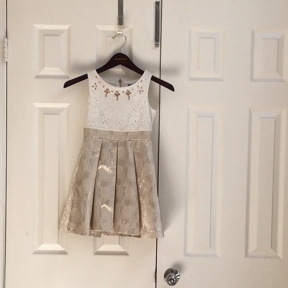 A dress - Picture 1 of 2